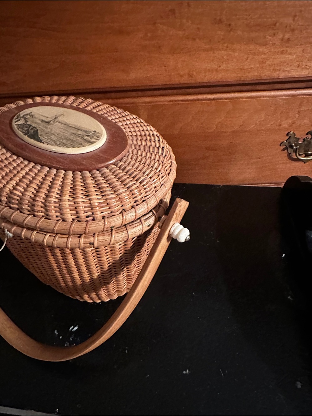 Iconic Nantucket Basket Purse with Traditional Scrimshaw Plaque. VINTAGE. - Picture 5 of 7